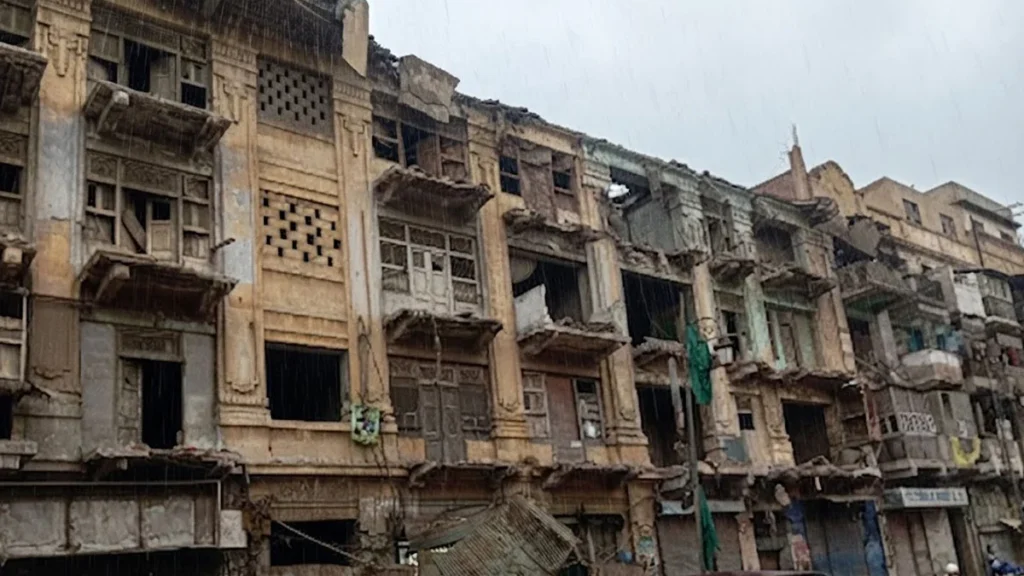 Commissioner Karachi Orders Evacuation of 59 High-Risk Buildings Before Monsoon